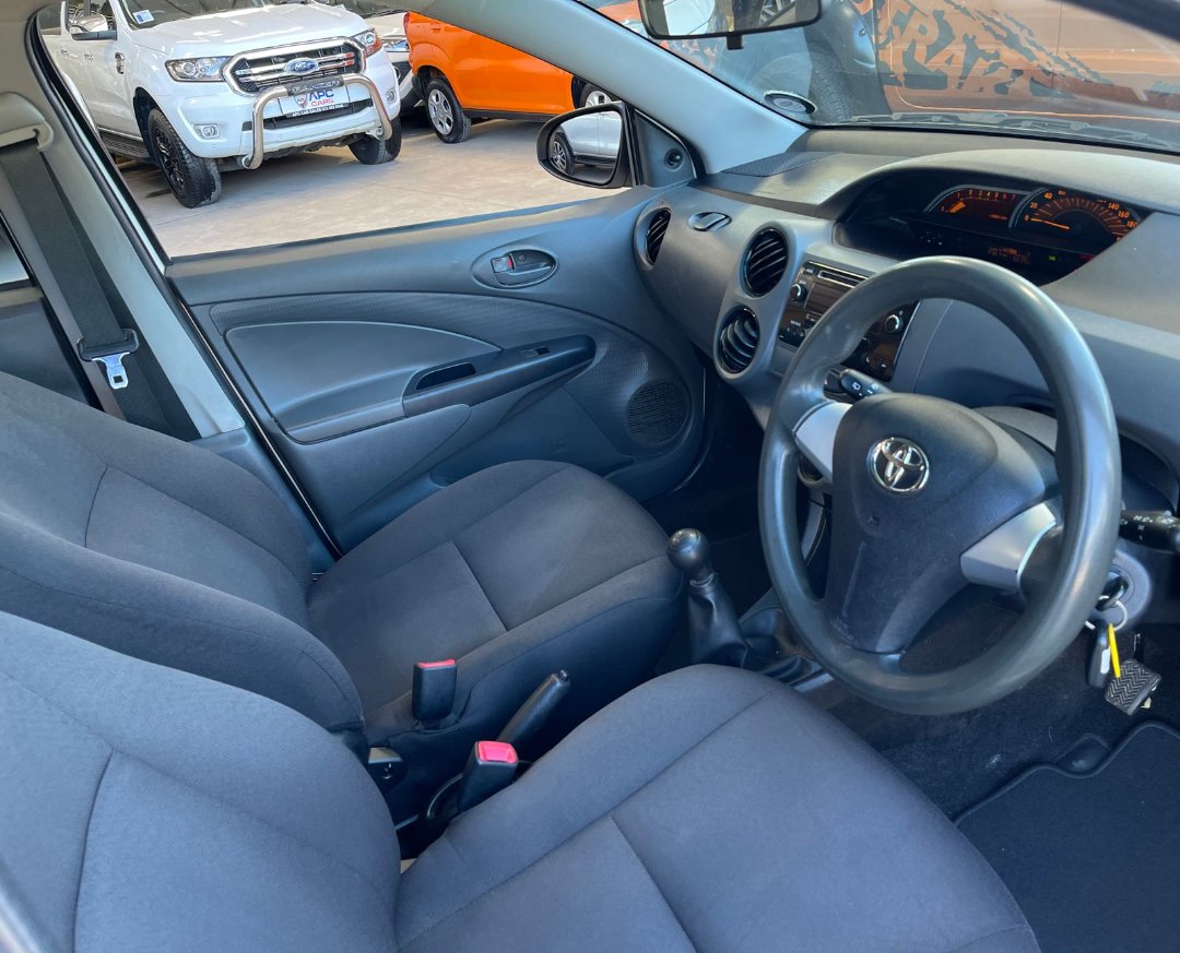 Manual Toyota Etios Hatch 2018 for sale