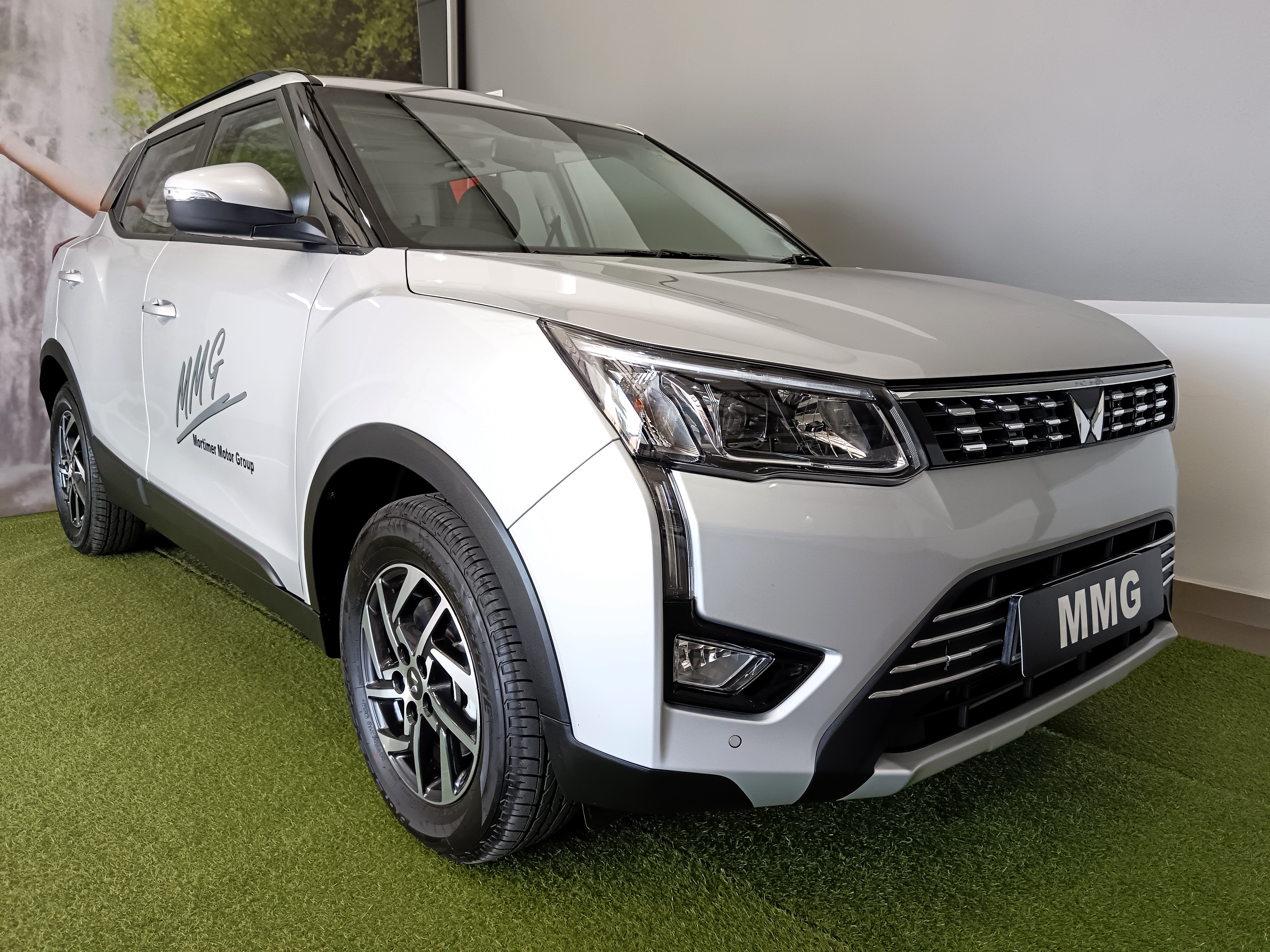 Mahindra XUV 300 1.2T (W8)