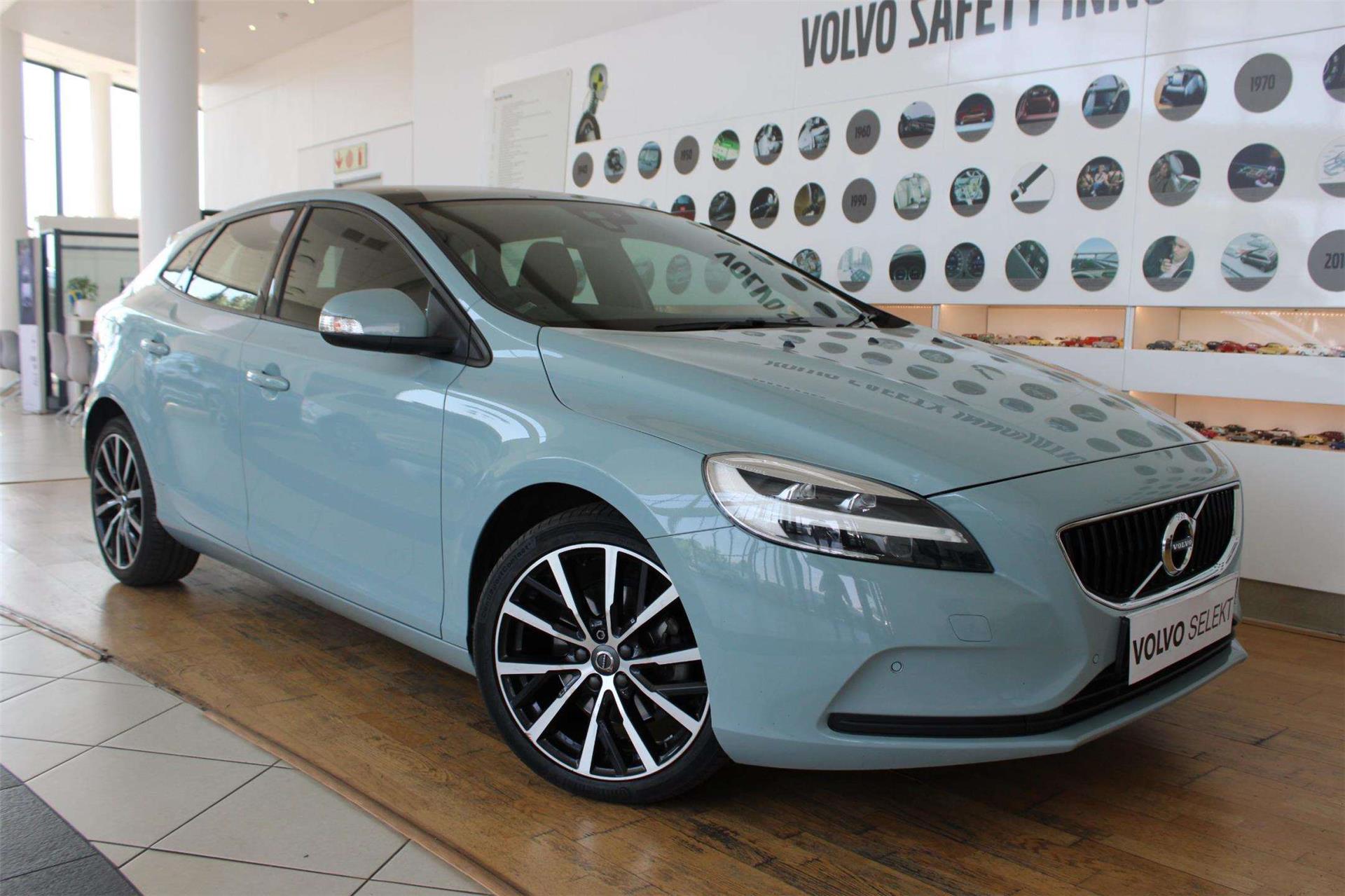 2018 Volvo V40 T3 Kinetic Q2FyTGlzdGluZzo1MzEyNzE R244950 | Avo Auto