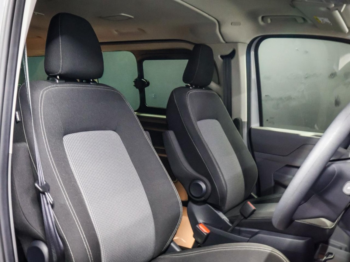 Volkswagen (VW) Transporter Kombi 2.0 TDi Basic Auto (125kW) for sale ...