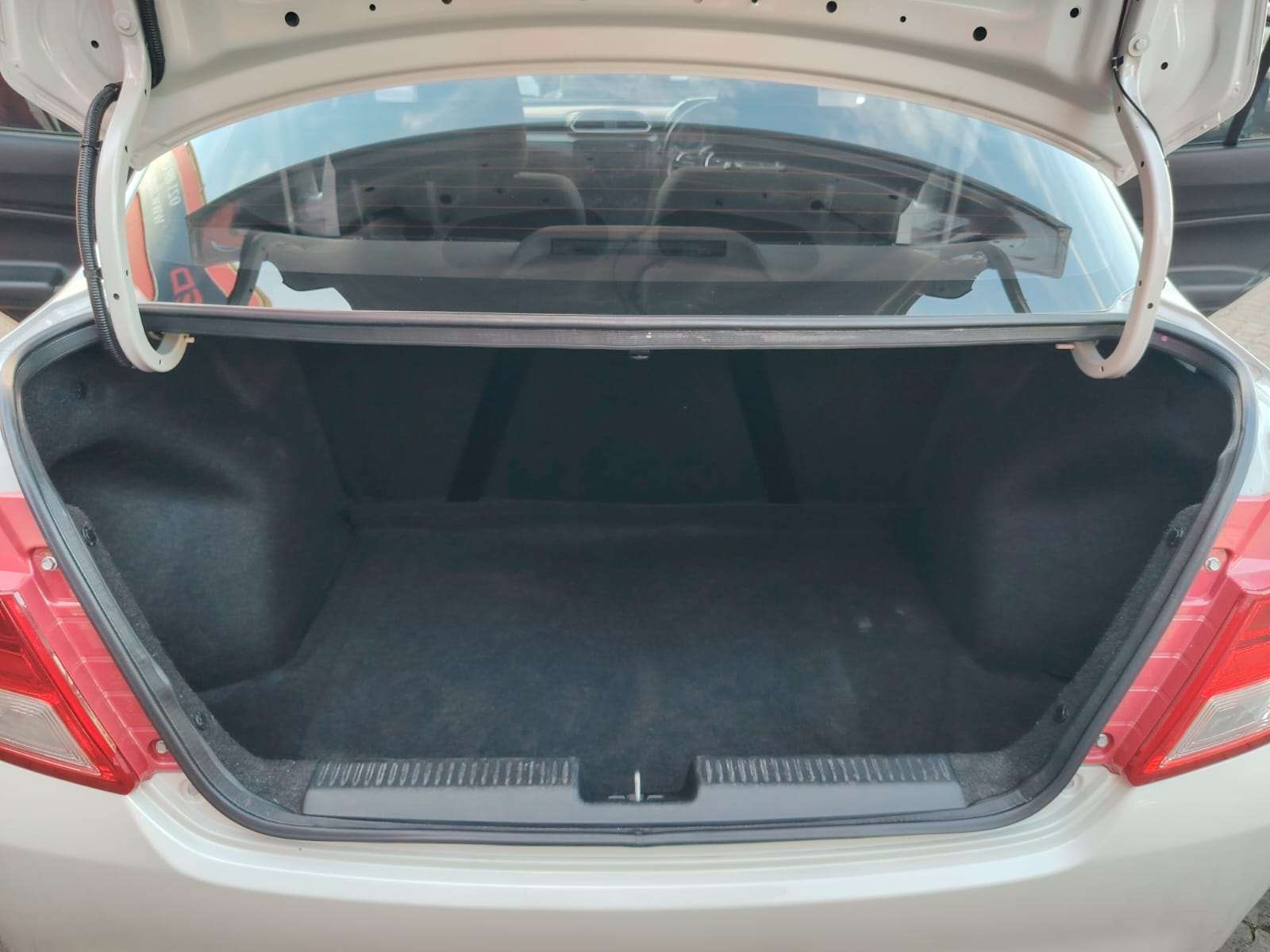 Suzuki DZire 1.2 GL - Image 9