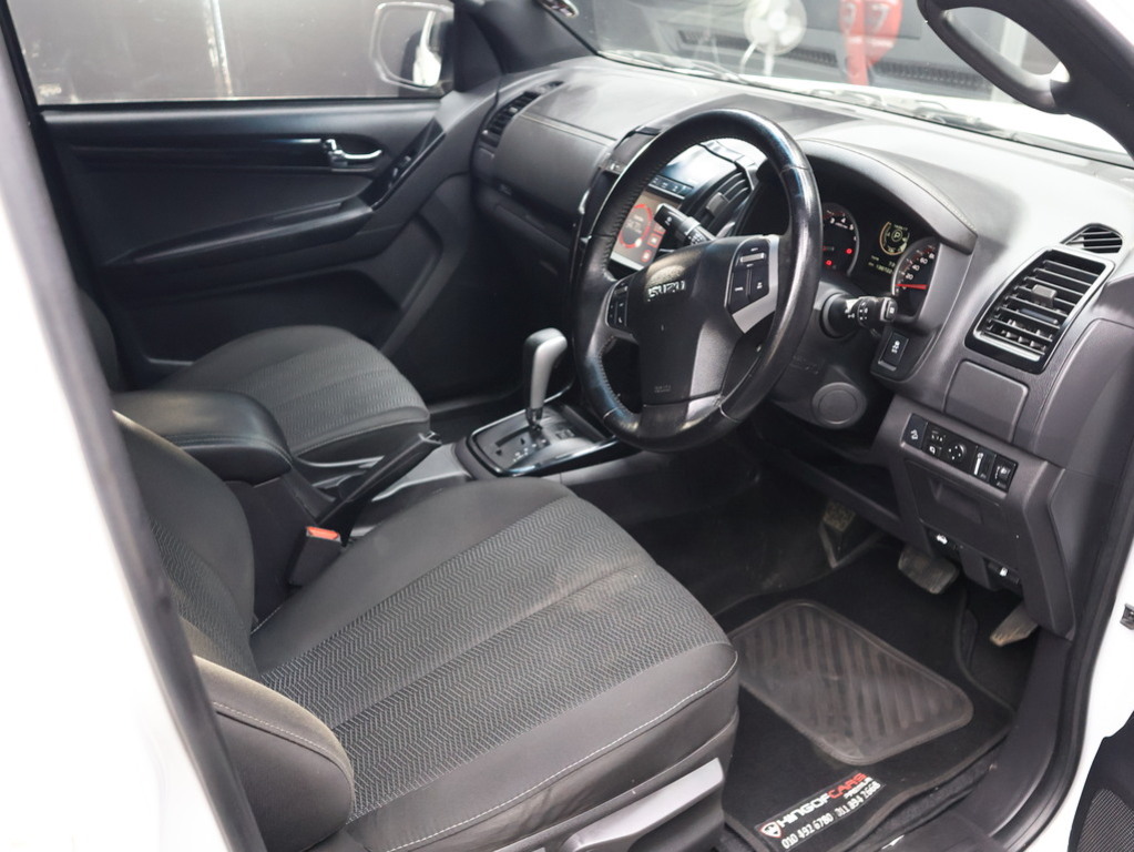 2022 Isuzu D-MAX Double Cab 300 LX A/T D/C P/U — image 10