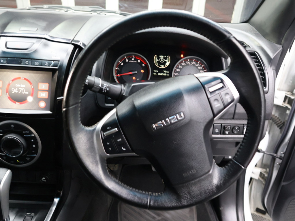 2022 Isuzu D-MAX Double Cab 300 LX A/T D/C P/U — image 11