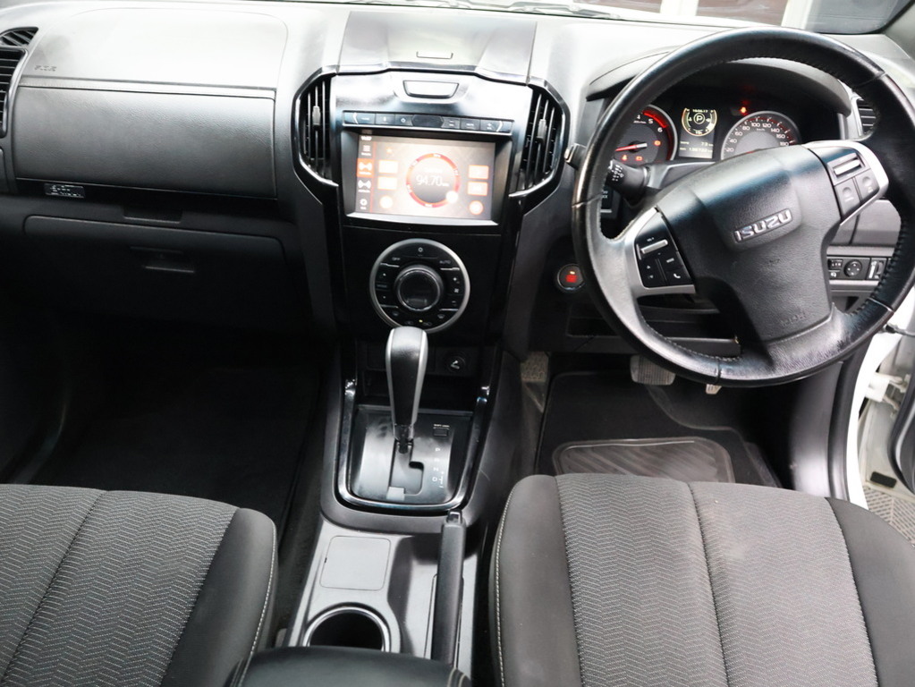 2022 Isuzu D-MAX Double Cab 300 LX A/T D/C P/U — image 9